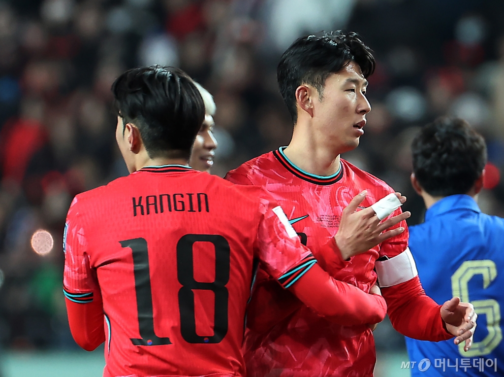[서울=뉴시스] 김명년 기자 = 21일 서울월드컵경기장에서 열린 2026 FIFA 북중미 월드컵 아시아 2차 예선 대한민국과 태국의 경기, 1대1로 무승부를 기록한 손흥민과 이강인이 포옹 후 지나치고 있다. 손흥민이 붕대로 감싼 손가락은  지난 2월 2023 카타르 아시안컵 도중 4강전 요르단과의 경기 전날 밤 이강인과 언쟁 뒤 물리적 충돌로 탈구된 것으로 알려졌다. 이튿날인 2월7일 한국은 요르단에 0대2로 충격패를 당하면서 아시안컵 우승 달성에 실패했다. 그 뒤 토트넘에 복귀한 손흥민은 오른손 검지와 중지를 테이핑한 채 경기에 나섰다.2024.03.21. kmn@newsis.com /사진=김명년
