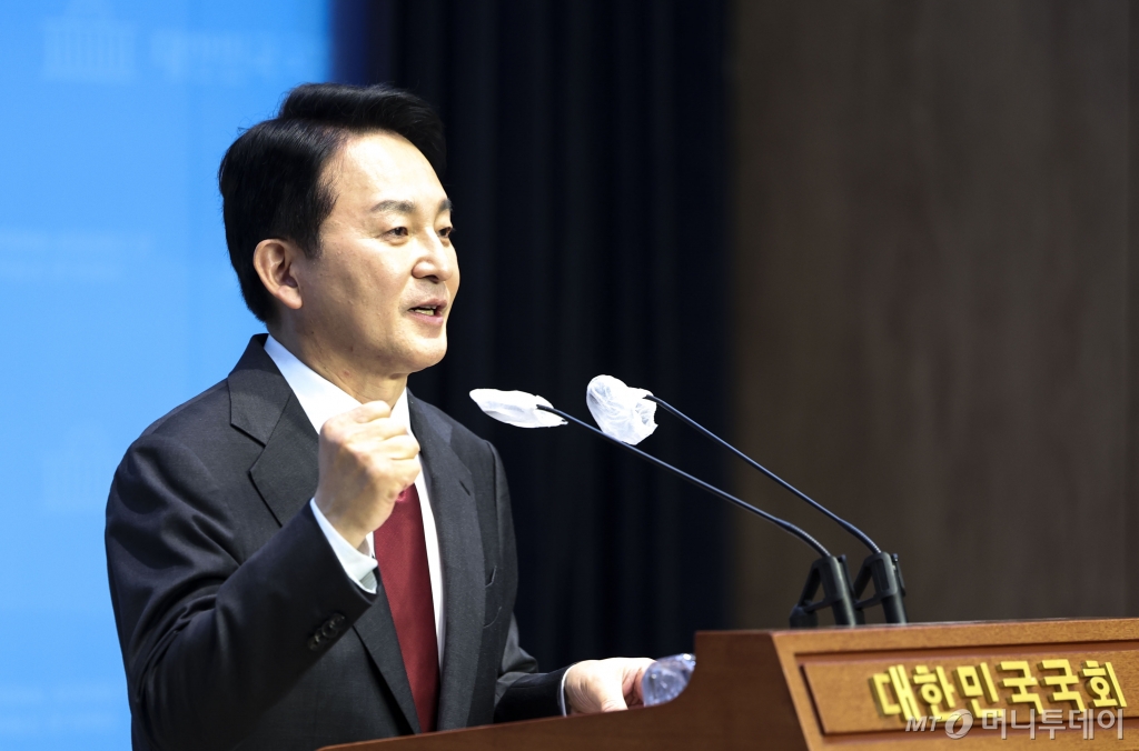 [서울=뉴시스] 권창회 기자 = 원희룡 전 국토교통부 장관이 23일 오후 서울 여의도 소통관에서 열린 당대표 출마선언 기자회견에서 출마선언을 하고 있다. 2024.06.23. kch0523@newsis.com /사진=권창회