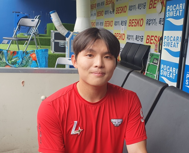 정준재가 취재진과 인터뷰에 임하고 있다. /사진=김동윤 기자
