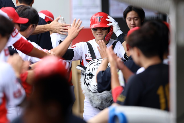 KIA 김도영이 23일 광주 한화전 더블헤더 1차전에서 4회 말 솔로홈런을 터트린 후 동료들의 축하를 받고 있다. /사진=KIA 타이거즈 제공