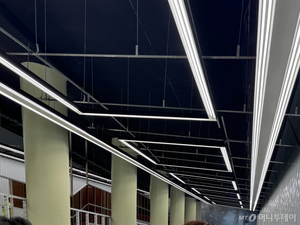 GTX-A 수서~동탄 노선 중 구성역이 29일 첫 운행을 시작한다. 지난 21일 마무리 공사가 한창인 GTX-A 구성역 내부 오픈형 천장과 LED 레일 조명의 모습./사진=조성준 기자