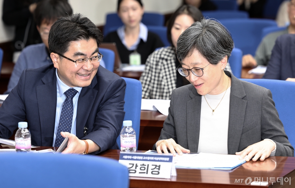 (서울=뉴스1) 구윤성 기자 = 방재승 전 서울의대 서울대병원 교수협의회 비상대책위원회 위원장과 강희경 서울의대 서울대병원 교수협의회 비상대책위원회 위원장이 14일 오후 서울 여의도 국회도서관에서 서울의대-서울대병원 교수협의회 비상대책위원회 주최로 열린 '국민·환자들이 원하는 개선된 우리나라 의료시스템 공청회'에서 대화하고 있다. 2024.5.14/뉴스1 Copyright © 뉴스1. All rights reserved. 무단 전재 및 재배포, AI학습 이용 금지. /사진=(서울=뉴스1) 구윤성 기자