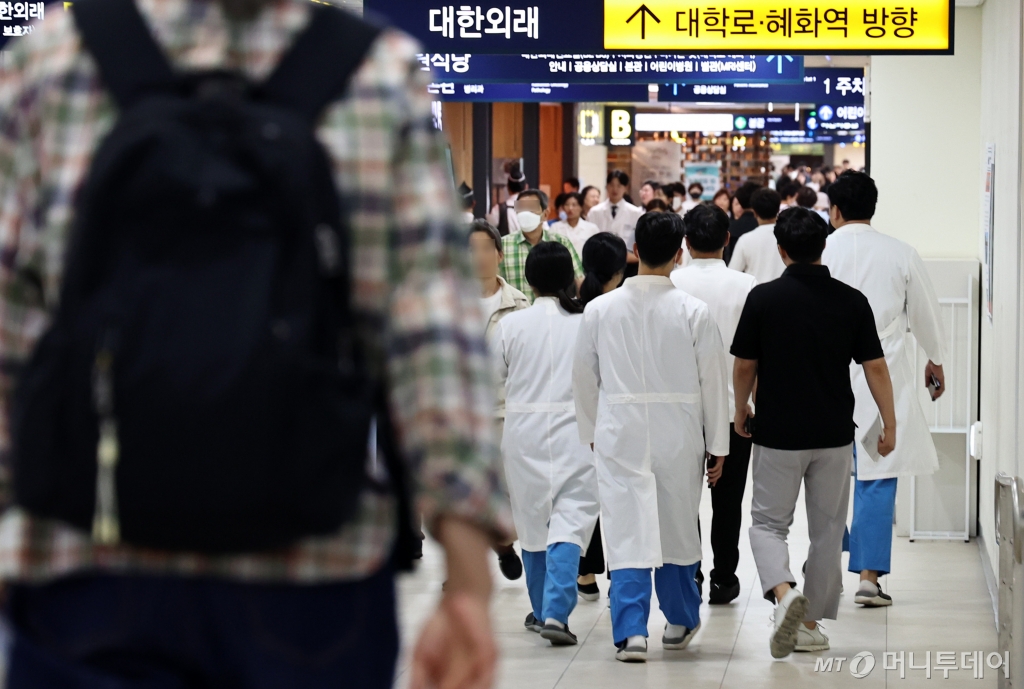 (서울=뉴스1) 구윤성 기자 = 서울대병원이 무기한 휴진을 중단하고 정상진료에 들어간 24일 서울 종로구 서울대학교병원에서 의료진이 이동하고 있다. 2024.6.24/뉴스1 Copyright © 뉴스1. All rights reserved. 무단 전재 및 재배포, AI학습 이용 금지. /사진=(서울=뉴스1) 구윤성 기자