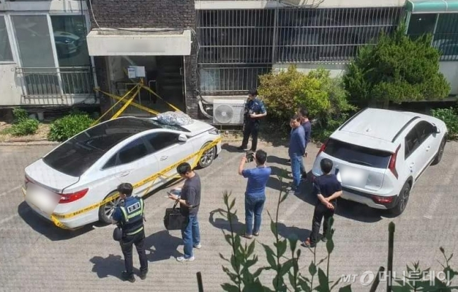 지난 2일 오전 10시쯤 경기도 안산시 단원구의 한 빌라 주차장에 북한의 오물 풍선이 떨어진 모습. / 사진=뉴스1 