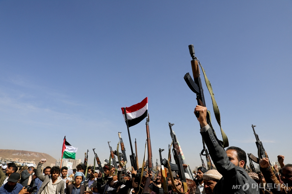 (사나 로이터=뉴스1) 권진영 기자 = 예멘 사나에서 후티 반군 지지자들이 팔레스타인 국기를 흔들고 총기를 들며 홍해상 선박 공격에 찬성하고 있다. 후티 반군은 이스라엘과 하마스 간 전쟁이 발발하자 하마스 지지를 선언한 후 홍해와 아덴만을 지나는 상선을 타격해 왔다. 2024.01.29/  ⓒ 로이터=뉴스1  Copyright © 뉴스1. All rights reserved. 무단 전재 및 재배포,  AI학습 이용 금지. /사진=(사나 로이터=뉴스1) 권진영 기자