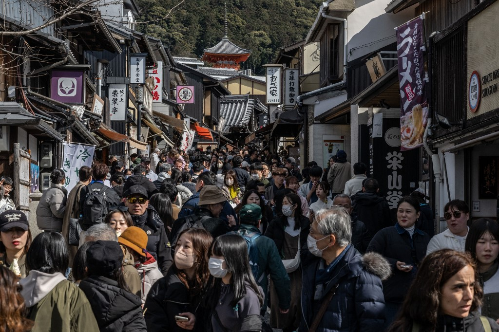 지난 3월10일 일본 교토 기요미즈데라(청수사) 인근 골목이 관광객들로 빽빽한 모습/AFPBBNews=뉴스1