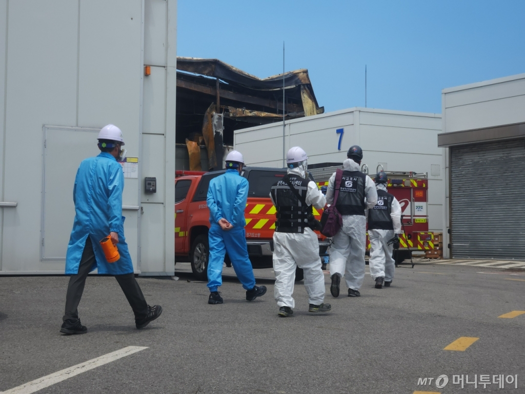 경기 화성시 소재 리튬전지 제조공장 아리셀에서 발생한 화재로 30명의 사상자가 난 가운데 화재 원인을 밝히기 위한 경찰·소방 합동 감식이 25일 진행됐다. 화재현장으로 향하는 화재감식반./사진=최지은 기자