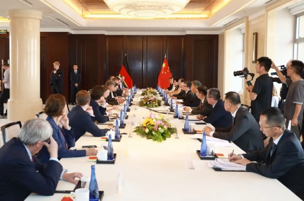 로버트 하벡 독일 부총리 겸 경제기후보호부장관이 22일 중국 베이징에서 왕원타오 중국 상무부 부장과 회담에서 중국·독일, 중국·EU 경제무역 현안에 대한 의견을 교환했다. /사진=주EU 중국상공회의소 엑스(옛 트위터)