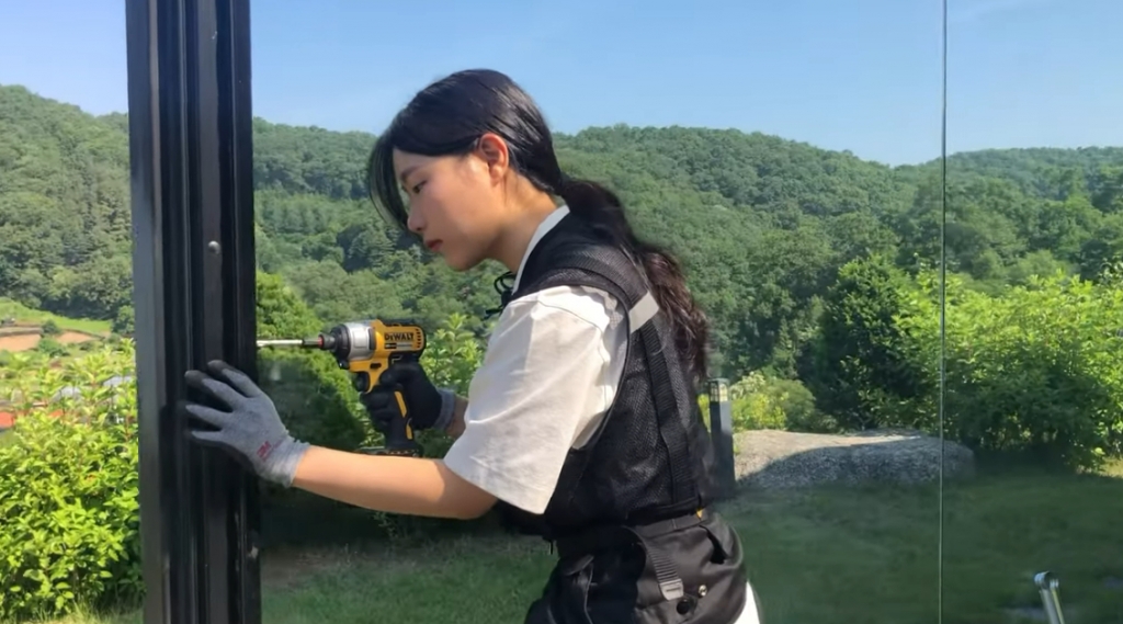 대학을 자퇴하고 경기도 하남에서 방충망을 설치하는 일을 하는, 만 20세 김연서씨./사진=열현남아 채널