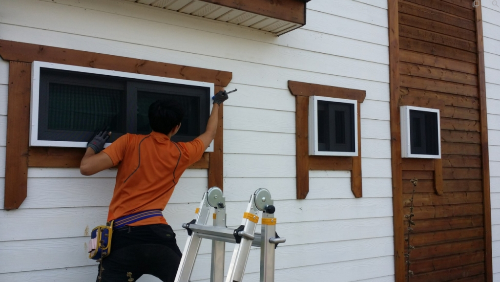 의뢰 받은 집에 안전 방충망을 다는 이창현씨./사진=이창현씨 제공