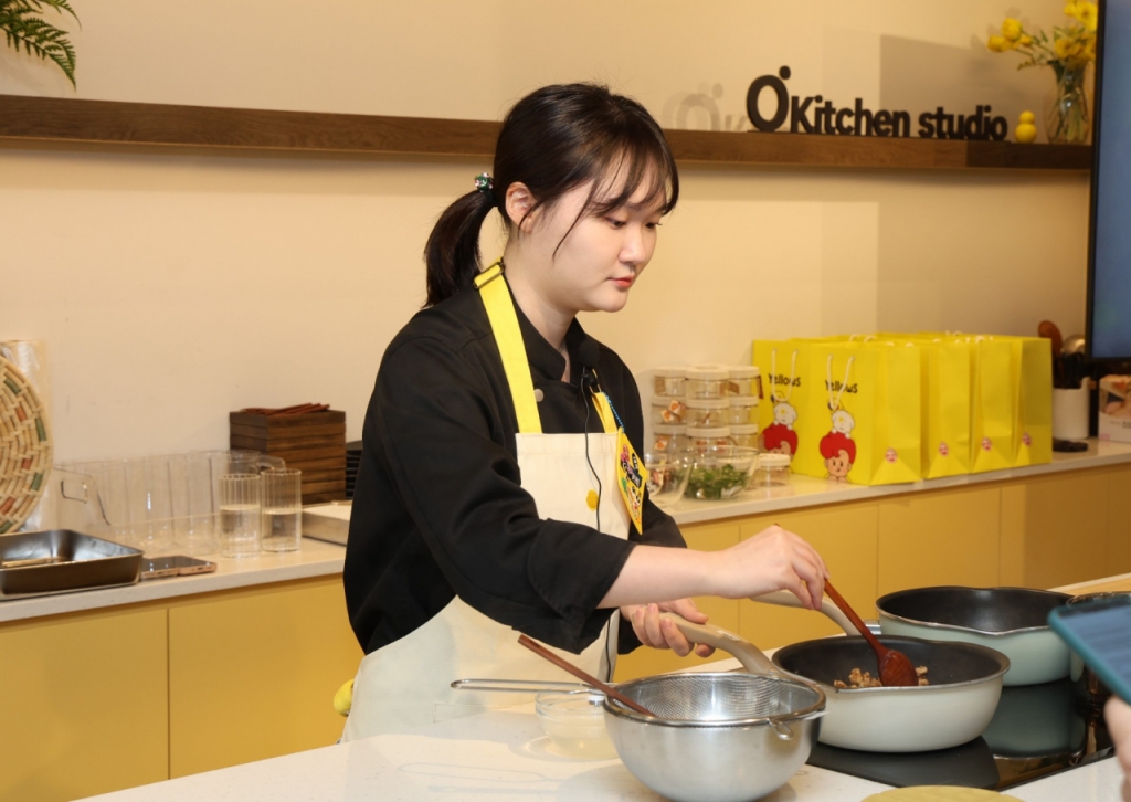 25일 서울 강남구 오키친스튜디오에서 연경당 정연경 대표가 백세카레 호두강정 시연을 선보이고 있다./사진제공=오뚜기