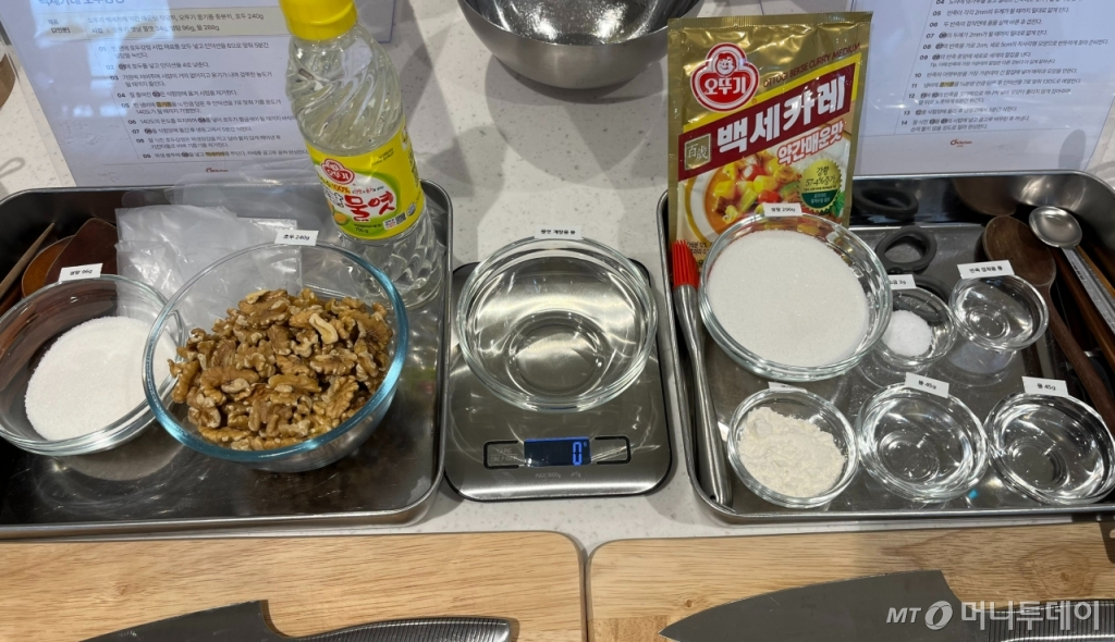 오뚜기는 25일 오전 서울 강남구 봉은사로에 있는 함하우스의 '오키친스튜디오'에서 쿠킹클래스를 열었다. 오뚜기가 준비한 조리대 모습./사진=유예림 기자