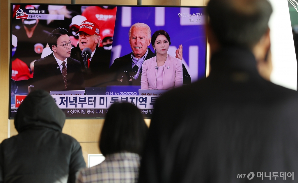 도널드 트럼프 공화당 대표와 조 바이든 민주당 대표의 미국 대선 투표가 한국 시간 오후 2시부터 시작된 가운데 3일 서울 중구 서울역사 내 대합실에서 시민들이 뉴스를 시청하고 있다.
