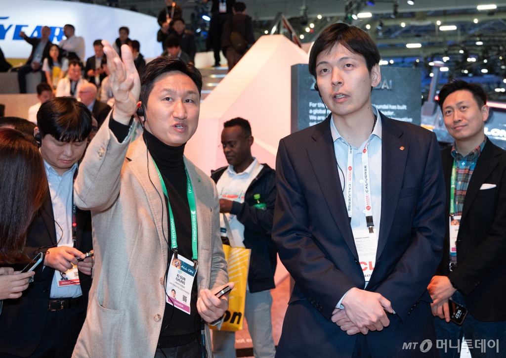정기선 HD현대 부회장(사진 왼쪽)과 신유열 롯데케미칼 상무(사진 오른쪽)가 10일(현지시간) 미국 네바다주 라스베이거스 컨벤션센터(LVCC)에서 열린 세계 최대 가전·IT(정보기술) 전시회 'CES 2024'에 마련된 HD현대 전시관에서 대화를 하고 있다. 2023.1.11/뉴스1 Copyright © 뉴스1. All rights reserved. 무단 전재 및 재배포, AI학습 이용 금지. /사진=(라스베이거스(미국)=뉴스1) 이재명 기자