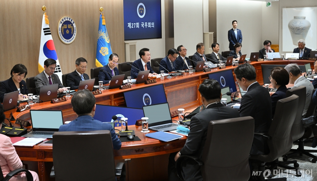 (서울=뉴스1) 송원영 기자 = 윤석열 대통령이 18일 용산 대통령실에서 열린 제27회 국무회의에서 발언을 하고 있다. (대통령실 제공) 2024.6.18/뉴스1  Copyright © 뉴스1. All rights reserved. 무단 전재 및 재배포,  AI학습 이용 금지. /사진=(서울=뉴스1) 송원영 기자