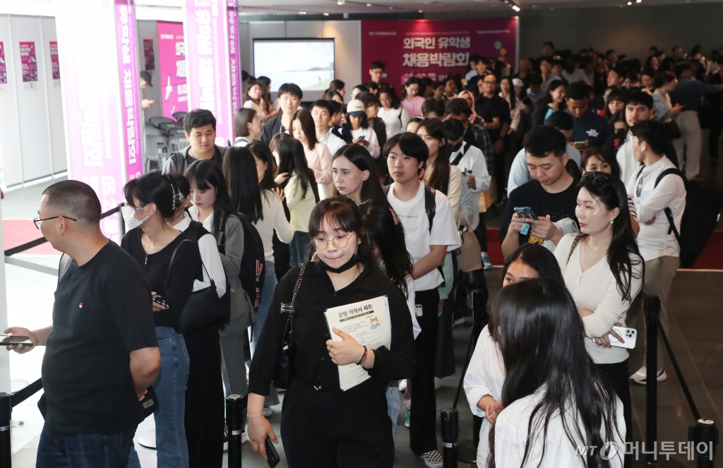 (부산=뉴스1) 윤일지 기자 = 23일 오후 부산 해운대구 영화의전당에서 열린 '외국인 유학생 채용박람회'에서 외국인 유학생들이 입장을 기다리고 있다. 이번 박람회는 법무부 주관의 지역특화형 비자 지역우수인재 유형(F2R)과 연계한 채용박람회로, 부산형 글로벌 인재 양성과 '유학하기 좋은 도시 부산'을 만들기 위해 마련됐다. 2024.5.23/뉴스1 Copyright © 뉴스1. All rights reserved. 무단 전재 및 재배포, AI학습 이용 금지.