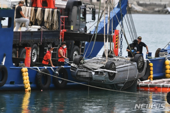 전남 완도군 신지면 송곡항에서 실종된 조유나(10)양의 일가족이 탔던 차량이 인양되고 있다./사진=뉴시스