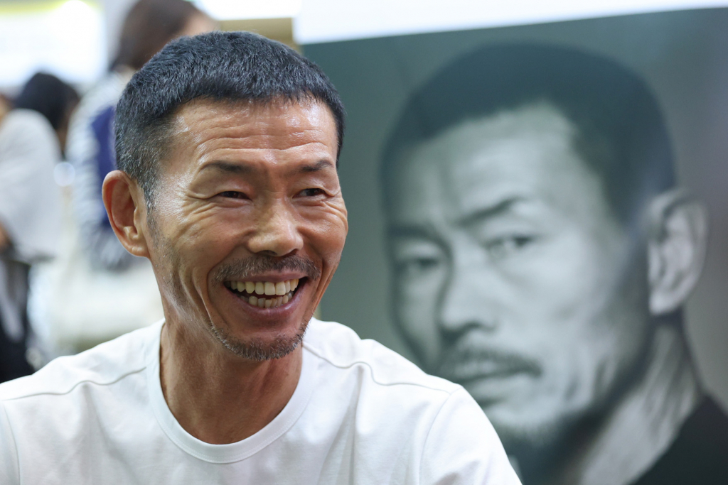 축구선수 손흥민의 아버지 손웅정 SON축구아카데미 감독이 26일 오후 서울 강남구 코엑스에서 열린 '2024 서울국제도서전'에서 팬들과 만나 사인회를 진행하고 있다. /2024.06.26. /뉴스1 