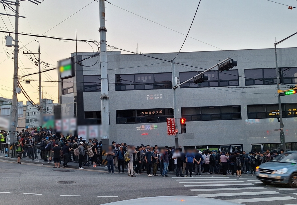 27일 오전 5시쯤 서울 구로구 남구로역 인근 삼거리 인력시장. 동이 트기 전 오전 4시부터 100여명이 대기하고 있다. 대부분 중국 국적 이주노동자다. /사진=김미루 기자 