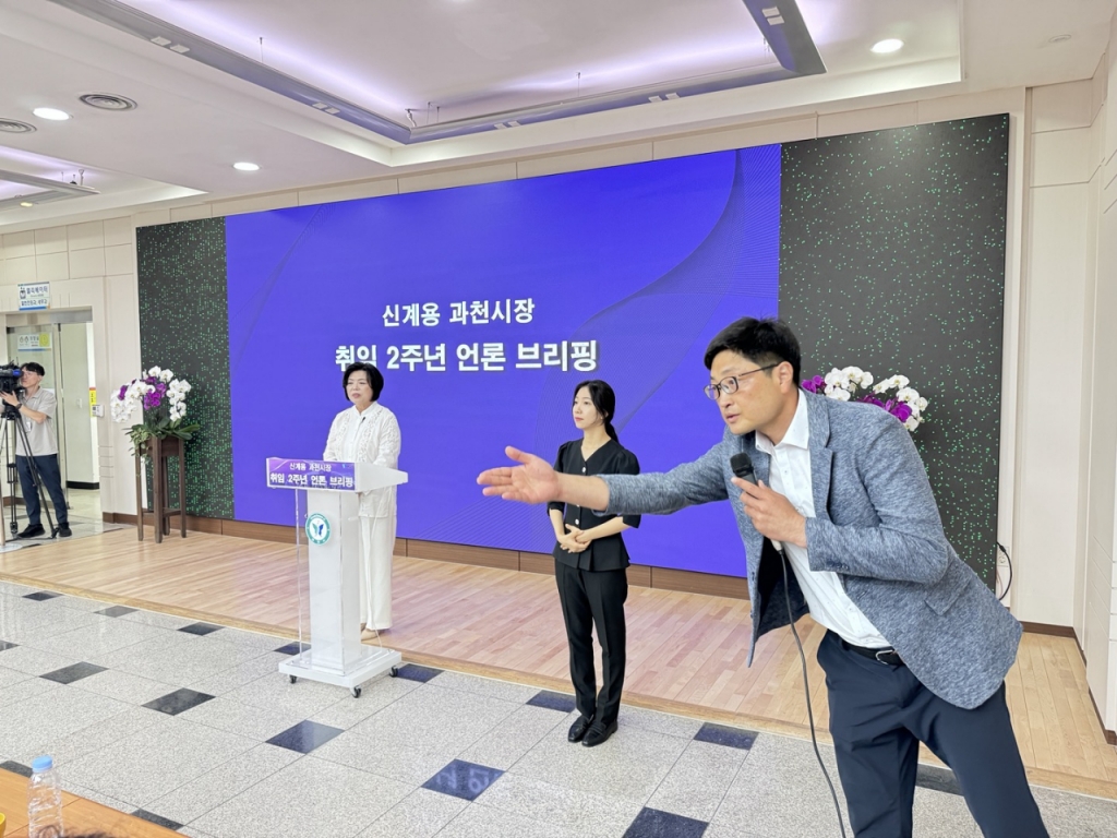 이승준 과천시 홍보팀장 진행으로 신계용과천시장이 언론인 질의응답을 받고 있다./사진=권현수기자