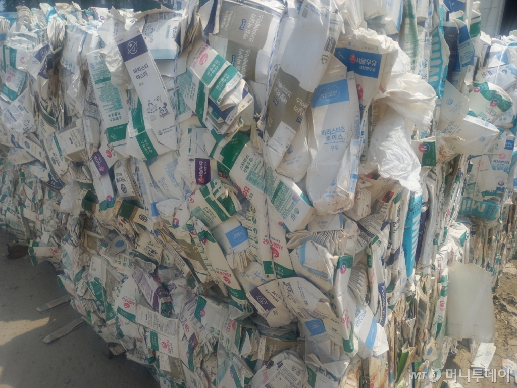 수거한 폐우유팩을 압축한 묶음. 제지공장에 운반해 휴지, 키친타올 등 위생용지를 만드는 데 재활용한다. 하지만 세척하지 않고 버려진 우유팩이 대다수이기 때문에 이중 20~30%는 도중에 썩거나 냄새가 심해 폐기해야 한다고 한다./사진=김성진 기자.