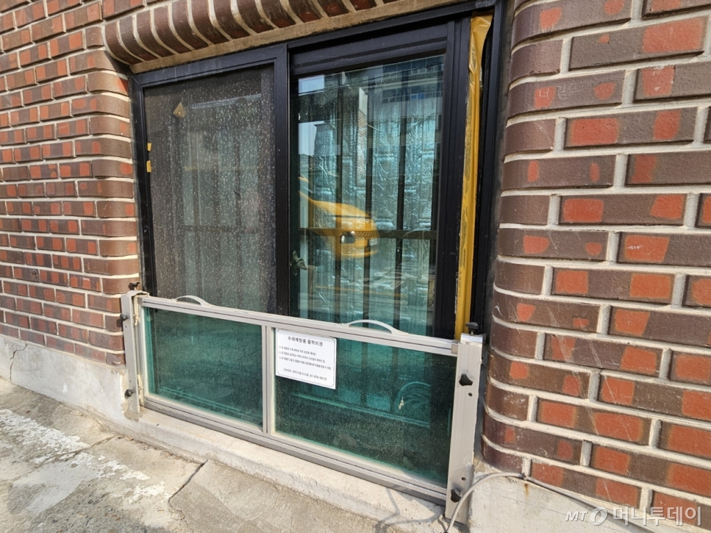 지난 27일 서울 관악구 신림동에서 반지하주택에 물막이판이 설치돼 있다. /사진=정세진 기자 