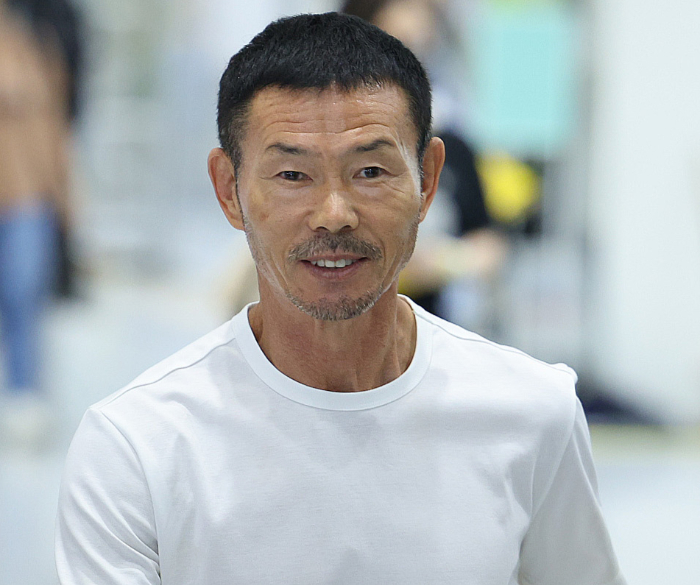 (서울=뉴스1) 신웅수 기자 = 축구선수 손흥민의 아버지인 손웅정 SON축구아카데미 감독이 26일 서울 강남구 코엑스에서 열린 2024 서울국제도서전에서 열린 사인회에 참석하고 있다.  손 감독은 소속 유소년 선수에 대한 욕설과 체벌 등 아동학대 혐의로 검찰 조사를 받고 있다. 2024.6.26/뉴스1  Copyright © 뉴스1. All rights reserved. 무단 전재 및 재배포,  AI학습 이용 금지. /사진=(서울=뉴스1) 신웅수 기자