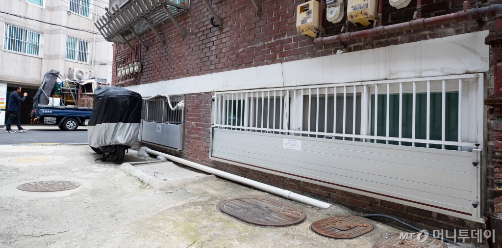 (서울=뉴스1) 유승관 기자 = 본격적인 장마를 앞둔 27일 서울시내 한 다세대주택 반지하가구에 수해 예방을 위한 물막이판이 설치돼 있다.  5월 말 기준 서울시내 반지하 2만3천여 가구 중 8천여 가구(약 34%)에 물막이판이 없는 것으로 조사됐다. 2024.6.27/뉴스1  Copyright © 뉴스1. All rights reserved. 무단 전재 및 재배포,  AI학습 이용 금지. 