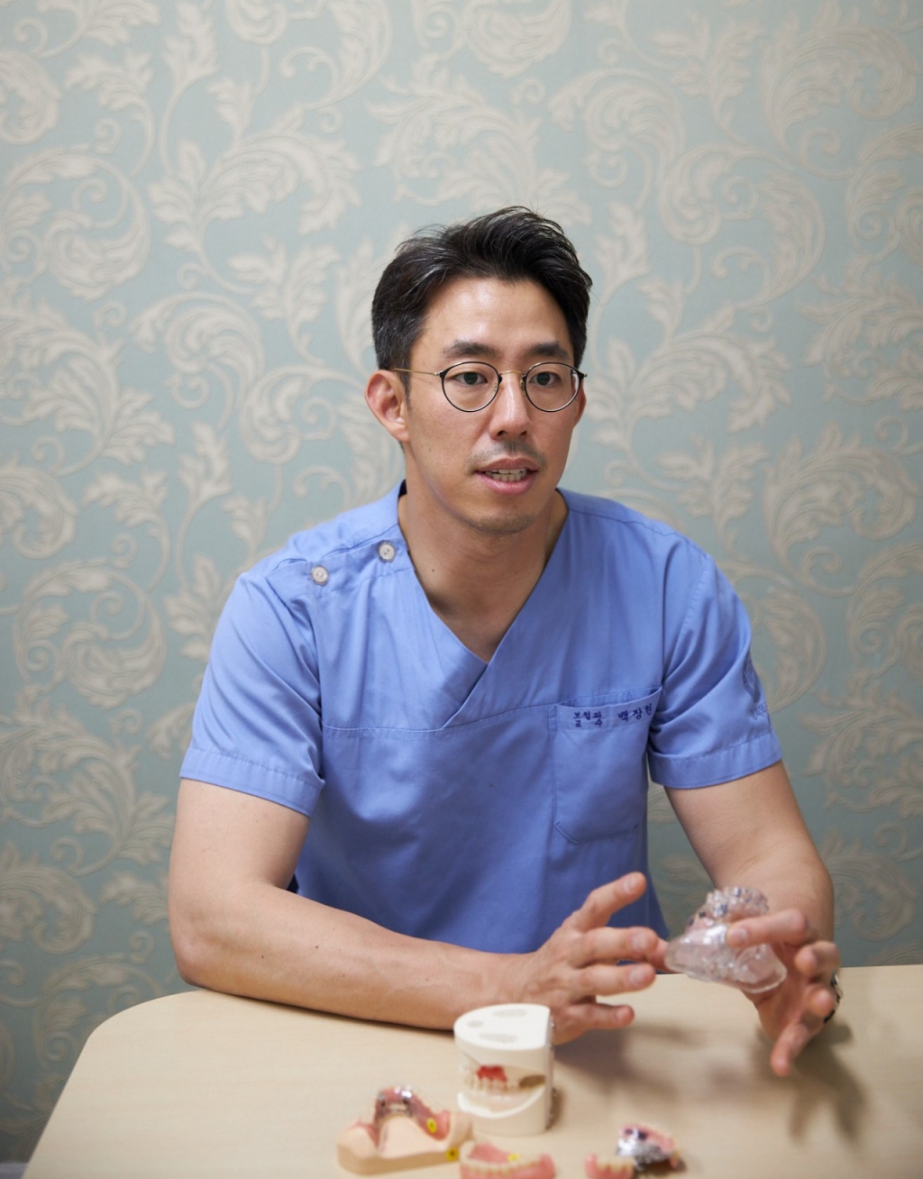 경희대치과병원 보철과 백장현 교수가 틀니 치료에 대해 설명하고 있다./사진=경희의료원