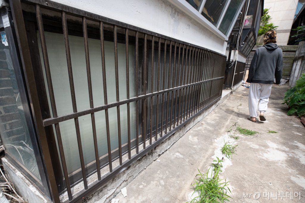 (서울=뉴스1) 유승관 기자 = 본격적인 장마를 앞둔 27일 수해 예방을 위한 물막이판이 없는 서울시나 한 다세대주택 반지하가구 모습.  5월 말 기준 서울시내 반지하 2만3천여 가구 중 8천여 가구(약 34%)에 물막이판이 없는 것으로 조사됐다. 2024.6.27/뉴스1  Copyright © 뉴스1. All rights reserved. 무단 전재 및 재배포,  AI학습 이용 금지. /사진=(서울=뉴스1) 유승관 기자