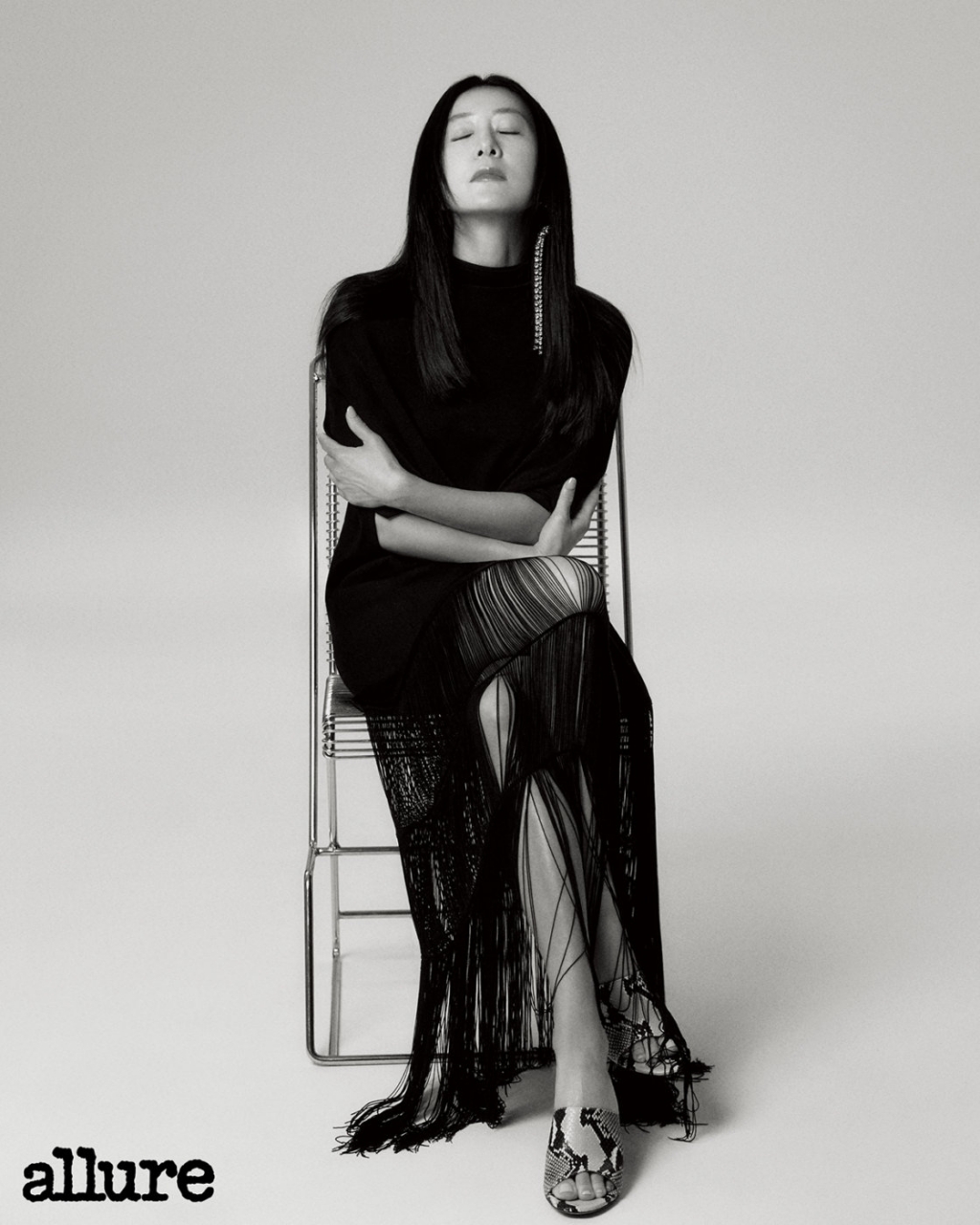 배우 김희애의 패션 화보가 27일 공개됐다. /사진=매거진 얼루어
