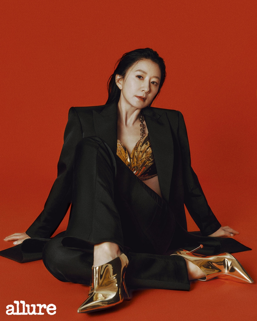 배우 김희애의 패션 화보가 27일 공개됐다. /사진=매거진 얼루어