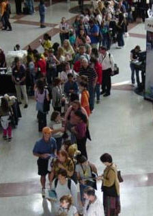 아이폰을 사기 위해 애플 매장앞에 장사진을 이룬 사람들.