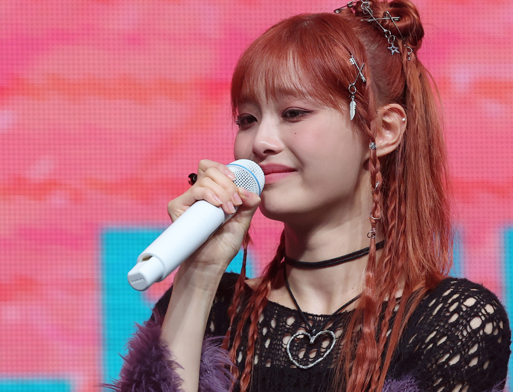 가수 츄(CHUU)가 지난해 10월18일 서울 광진구 광장동 예스24라이브홀에서 열린 첫 번째 미니 앨범 ‘Howl’ 발매 기념 쇼케이스에서 취재진 질문에 답변 중 울먹거리고 있다. /사진=뉴스1