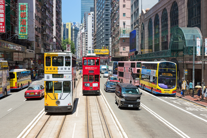 2층 버스와 트램이 다니는 홍콩 시내 모습/사진=게티이미지뱅크