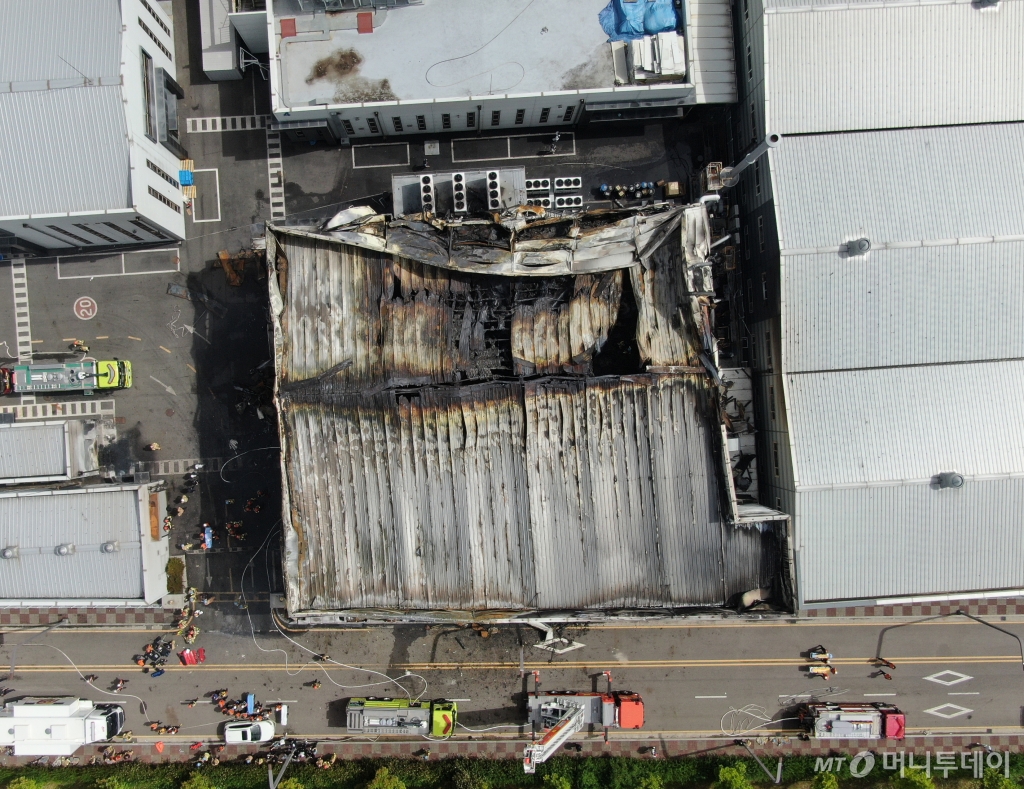 (화성=뉴스1) 김영운 기자 = 24일 경기 화성시에 위치한 일차전지 제조 공장 아리셀에서 화재가 발생, 소방대원들이 화재진압을 하고 있다. 2024.6.24/뉴스1 Copyright © 뉴스1. All rights reserved. 무단 전재 및 재배포, AI학습 이용 금지. /사진=(화성=뉴스1) 김영운 기자