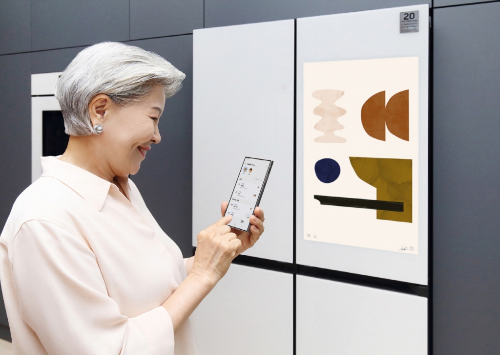 삼성전자 모델이 부모님을 위한 AI 라이프 솔루션, 스마트싱스 '패밀리 케어' 서비스의 복약시간 알림 등 '일정 관리' 기능을 체험하고 있다. 사용자가 사전에 △약 복용 시간 △혈압‧혈당 측정 시간 △병원 예약 시간 등을 설정해 두면 부모님과 자녀 등 지정된 사용자의 스마트폰 또는 스마트TV로 알려줘 매우 유용하다. /사진제공=삼성전자