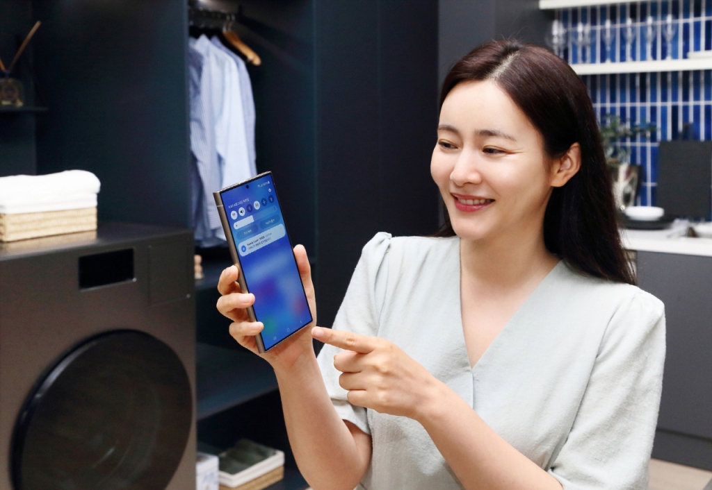 삼성전자 모델이 부모님을 위한 AI 라이프 솔루션, 스마트싱스 '패밀리 케어' 서비스의 위치기반 케어 기능을 체험하고 있다. 스마트폰을 활용해 위치 모니터링을 할 수 있고, 병원 등 관심 장소를 등록해 두면 해당 장소에 들어오고 나갈 때마다 알림을 받을 수 있어 부모님의 안부를 확인하는 데 도움을 준다. /사진제공=삼성전자