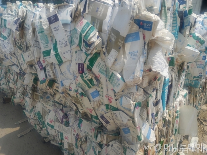 수거한 폐우유팩을 압축한 묶음. 제지공장에 운반해 휴지, 키친타올 등 위생용지를 만드는 데 재활용한다. 하지만 세척하지 않고 버려진 우유팩이 대다수이기 때문에 이중 20~30%는 도중에 썩거나 냄새가 심해 폐기해야 한다고 한다./사진=김성진 기자.