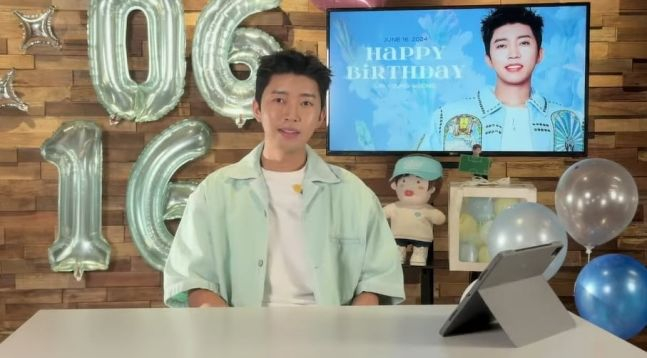  가수 임영웅이 유튜브 라이브 도중 여초 커뮤니티에서 자주 사용하는 특정 용어를 사용해 남성 비하 논란이 제기됐다. /사진= 유튜브 영상 갈무리