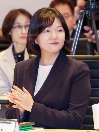 최수연 네이버 대표가 올해 4월4일 오전 서울 영등포구 여의도 한국경제인협회 컨퍼런스센터에서 열린 'AI전략 최고위 협의회 출범식 및 제1차 회의'에 참석해 손뼉을 치고 있다. /사진=뉴스1. /사진=(서울=뉴스1) 민경석 기자