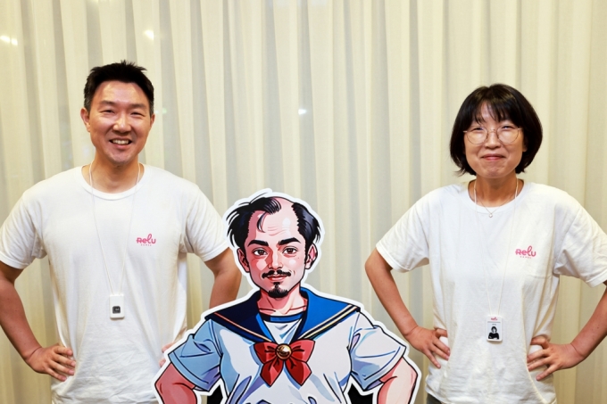 지난달 27일 크래프톤 역삼 오피스에서 진행된 인터뷰에서 (왼쪽부터) 렐루게임즈의 신승용 CTO(최고기술책임자)와 김민정 대표가 기념촬영을 하고있다. /사진=크래프톤
