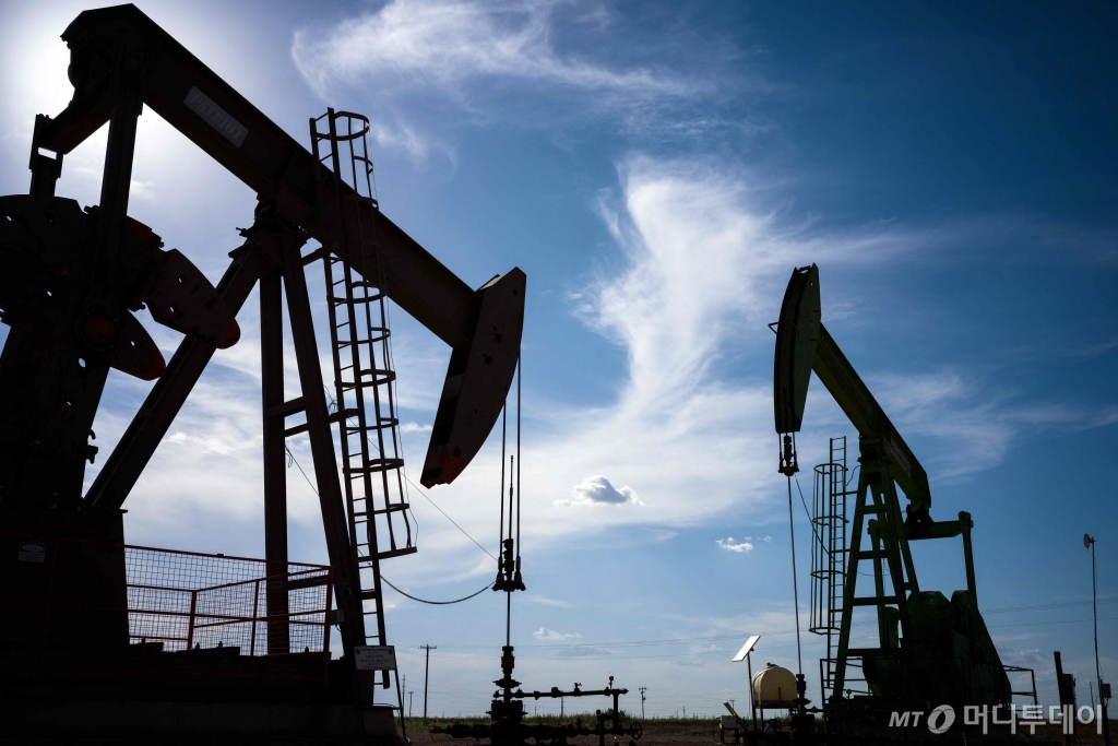 (스탠턴 AFP=뉴스1) 임여익 기자 = 27일(현지시간) 미국 텍사스 스탠턴에 위치한 유전 지대의 모습. 이스라엘과 레바논 간 군사적 긴장이 고조되면서 원유 공급에 대한 우려가 커지자 국제 유가가 1% 상승했다. 2024.06.27  ⓒ AFP=뉴스1  Copyright © 뉴스1. All rights reserved. 무단 전재 및 재배포,  AI학습 이용 금지. /사진=(스탠턴 AFP=뉴스1) 임여익 기자