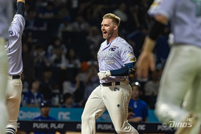 맷 데이비슨이 지난달 15일 창원 삼성전에서 끝내기 홈런을 터트리고 기뻐하고 있다. /사진=NC 다이노스 제공