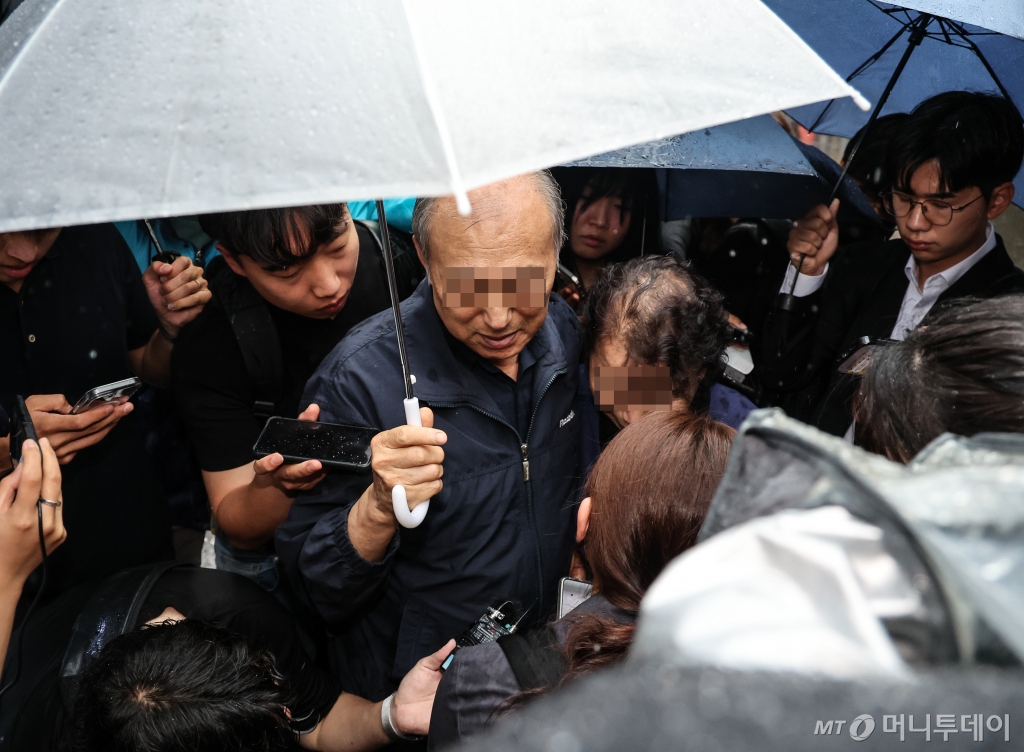 [서울=뉴시스] 김근수 기자 = 2일 전날 서울 시청역 교차로에서 발생한 대형 교통사고로 숨진 피해자들이 이송된 서울 영등포구 영등포병원 장례식장 앞에서 희생자 유가족이 이동하고 있다. 2024.07.02. ks@newsis.com /사진=김근수