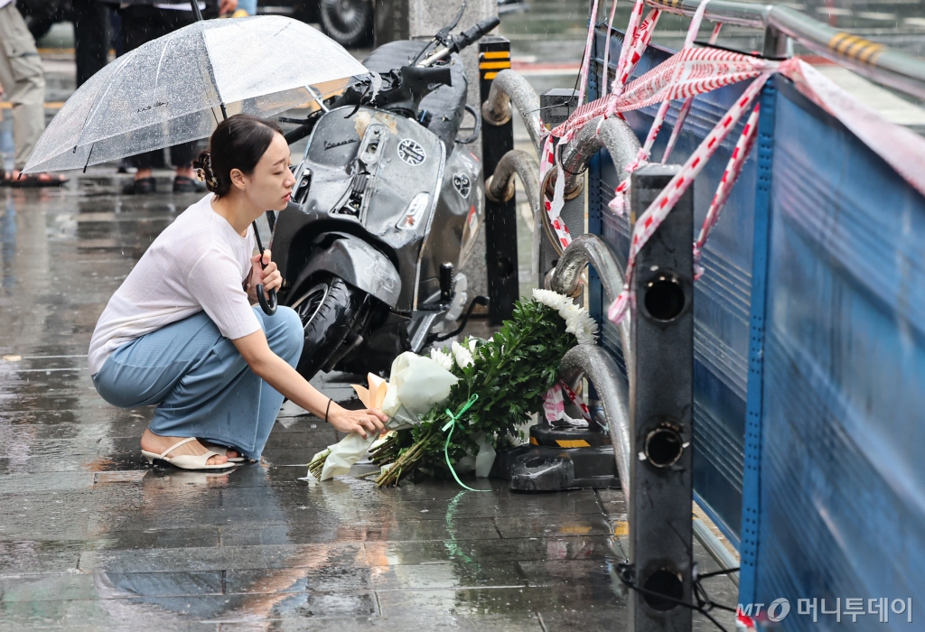 (서울=뉴스1) 김도우 기자 = 지난밤 승용차가 인도로 돌진해 9명이 사망하는 사고가 발생한 2일 오전 서울 중구 서울시청 인근 교차로 사고현장에서 한 시민이 희생자를 추모하며 헌화를 하고 있다.  이번 사고로 9명이 사망하고 4명(중상 1명·경상 3명)이 다쳤다.  사망자 9명 중 6명은 현장에서 사망했으며, 3명은 병원 이송 도중 숨졌다. 2024.7.2/뉴스1  Copyright © 뉴스1. All rights reserved. 무단 전재 및 재배포,  AI학습 이용 금지. /사진=(서울=뉴스1) 김도우 기자