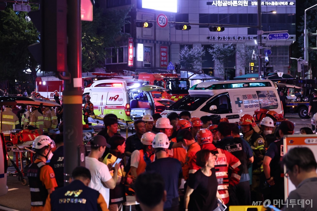 지난 1일 오후 9시28분께 서울 시청역 인근 교차로에서 차량이 인도로 돌진하는 사고가 발생했다. 이 사고로 9명이 사망하는 등 총 13명의 사상자가 발생했다./사진=뉴시스