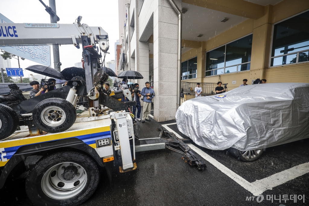 2일 중구 남대문경찰서에서 경찰 관계자가 전날 발생한 시청역 교차로 대형 교통사고의 가해 차량을 견인차를 통해 옮기고 있다. 2024.07.02./사진=뉴시스