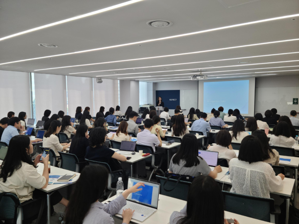 셀타스퀘어가 국가임상시험지원재단 임상교육원에서 '약물감시 감사 및 실사' 관련 세미나를 열고 있다/사진제공=셀타스퀘어