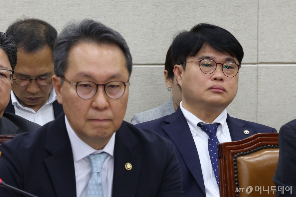 [서울=뉴시스] 고승민 기자 = 보건복지부 박민수(왼쪽) 2차관과 임현택 대한의사협회장이  26일 서울 여의도 국회에서 열린 제3차 보건복지위원회 의료계 비상상황 관련 청문회에 각각 증인과 참고인으로 출석하고 있다. 2024.06.26. kkssmm99@newsis.com /사진=고승민